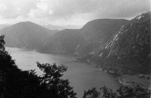 Fjord : Felswände eines Fjords.