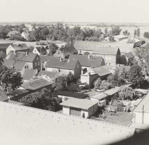 Blick vom Turm der Dorfkirche Zitzschen zur Kurzen Straße und zur Thomas-Müntzer-Straße mit Gehöft Nr. 9