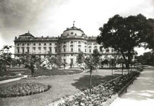 Würzburg. Residenz (1720-1744; J. L. von Hildebrandt, B. Neumann). Südlicher Seitenflügel (J. B. Neumann). Blick über den Garten von Süden