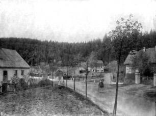 Blick zum Mühlengelände und Beginn des Haselbachtales : v. li.: Mühle, Wohnhaus, Forsthaus