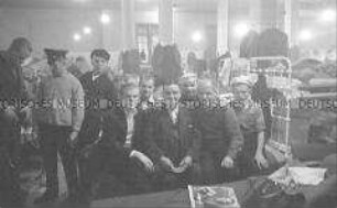 Selbstversenkung des Hochseepassagierdampfers "Columbus" am 19. Dezember 1939, Besatzungsangehörige im Internierungslager auf Ellis Island, im Schlafsaal auf einfachen Feldbetten sitzend