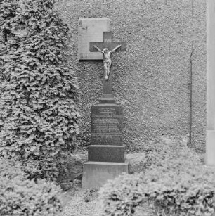 Aufnahmen in Crostwitz : Crostwitz. Friedhof. Grabkreuz