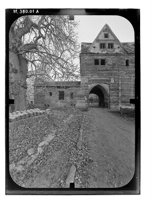 Plattenburg. Burganlage (Erwähnung 1319). Zufahrt zur Unterburg