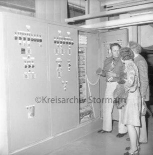 Hallenbad [später Travebad-Schwimmhalle]: Konrad-Adenauer-Ring: Einweihung: Schaltanlage: rechts Gäste: 09.05.1975