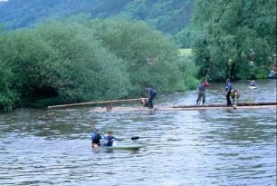 Flöße und Paddelboote auf der Saale