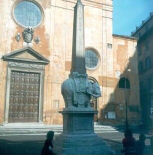 Rom. Piazza della Minerva. Obelisk Minerveo nach einem Entwurf Berninis