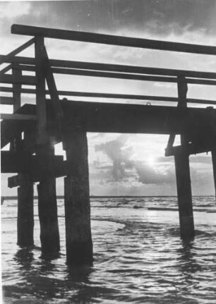 Ostsee. Landungsbrücke bei Sonnenuntergang