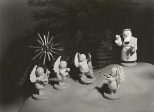 Weihnachtliche Dekoration mit Figuren (u. a. Wendt und Kühn)