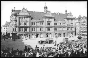 Torgau. Rathaus mit Wochenmarkt