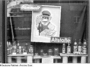 Dresden. Schaufenster des SERO-Altstoffhandels