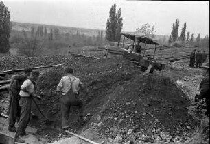 Istein: Planierungsmaschine am Nordeingang [des Klotz-Tunnels]