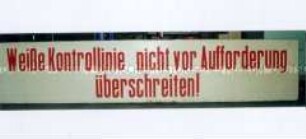Warnschild "Weiße Kontrollinie ..."