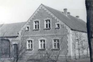Wohnhaus in Sabrodt : Bauwesen - Exterieur. Ort: Zabrod / Sabrodt. Reicher Schmuck an einer Giebelwand