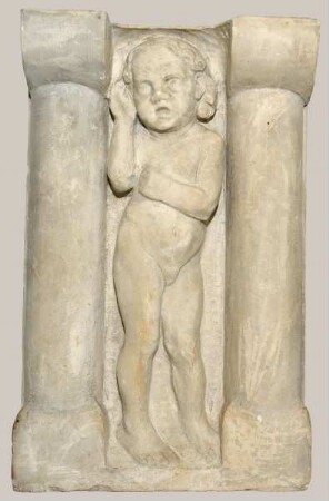 Knabenfigur zwischen Säulen