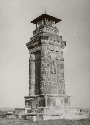 Markneukirchen, Bismarcksäule : Markneukirchen (Vogtlandkreis), Bismarcksäule, Aussichtsturm, auf dem Markneukirchner Berg, nördlich der Straße Oberer Berg, 1900