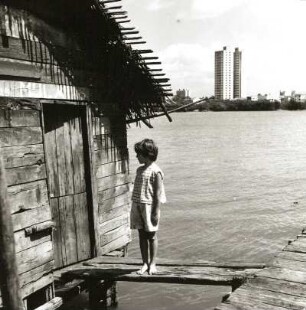 Recife, Brasilien. Favela. Blick gegen das Stadtzentrum mit Hochhaus