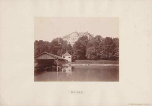 Schloss mit Bootshaus, vom See aus.
