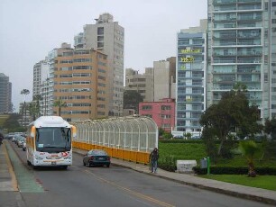 Lima-Miraflores - Wohnhochhäuser am Pazifik : Wohnhochhäuser stehen neben der Pazifik-Uferstraße. Aufgenommen am 8. September 2011 in Miraflores, dem Stadtteil von Lima an der Pazifikküste