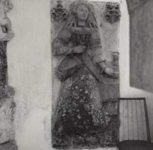 Grabplatte einer Dame in höfischer Kleidung