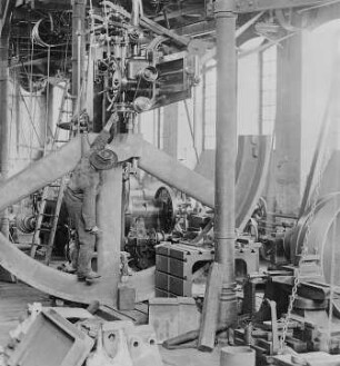 Aufbohren der Naben : Technikgeschichte | Technologie | Maschinenbau und Eisengiesserei | Schwungrad und Seilscheiben-Fabrikation | Cottbusser Maschinenbau-Anstalt und Eisengießerei AG