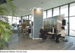 Präsentation an den Informationsständen im Foyer