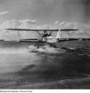 Warnemünde, See-Schulflugzeug Heinkel HD 24 beim Start