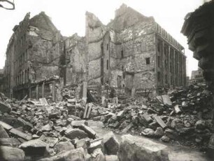 Dresden. Ruine der Sächsischen Landeskreditbank, Frauenstraße / Galeriestraße. Am rechten Bildrand der Erker von Galeriestraße Nr. 9