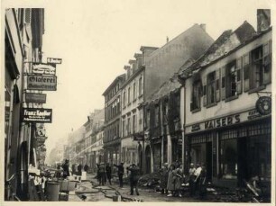 Zerstörungen Zweiter Weltkrieg - Luftangriff 2./3.09.1942. Waldstraße, im Vordergrund die Hausnummern 66 und 95