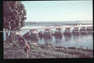 Szene an einer Brücke über einen Fluss