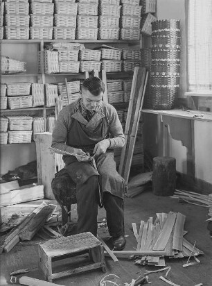 Erzgebirgische Spankorbflechter bei der Arbeit : Spankorbflechter bei der Arbeit, Erzgebirge, Ausstellung Dresden 1938