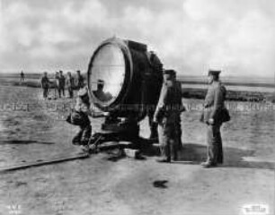 Ausbildung von Soldaten an einem Flak-Scheinwerfer