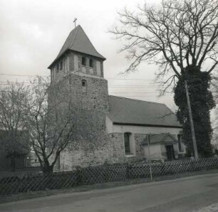 Krugau. Dorfkirche (1401/1415, Turmdach 1821). Chorfenster