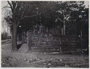 Ohne Titel (Kindergraffiti auf Bretterzaun, vermutlich am Westend. - "Das ist Grete Löwe und ihr Bräutigam Max")