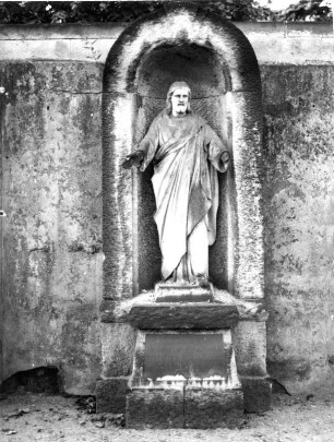 Wandgrabmal mit segnendem Christus : Wandgrabmal mit segnendem Christus. Stein (um 1900). Dresden-Friedrichstadt, Neuer (Äußerer) Katholischer Friedhof