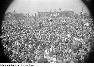 Aufnahmen von den Feierlichkeiten zum 1. Mai 1946 in Berlin : Mai-Kundgebung von der Tribüne am Berliner Schloss aus gesehen