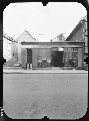 Schmalkalden, Auer Gasse. Flachbau mit Café. Straßenfront