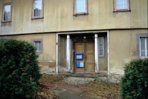 Hauseingang: Haustür zweiflügelig, zurückgesetzt, im Vorraum zwei Säulen
