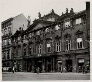 Das hunderttürmige Prag, Palais Piccolomini, Fassade