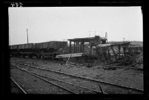 Lens (?) (Dep. Pas-de-Calais): Gleisanlage mit zerstörten Güterwaggons