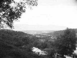 Talblick : Blick über eine Landschaft, vermutlich die Bucht von Vlora