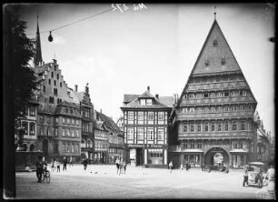 Hildesheim. Altstädter Markt mit Knochenhaueramtshaus (Zunfthaus der Fleischer). Straßenbild