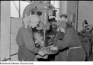 Porträts von Lehrlingen an einer Bohrmaschine