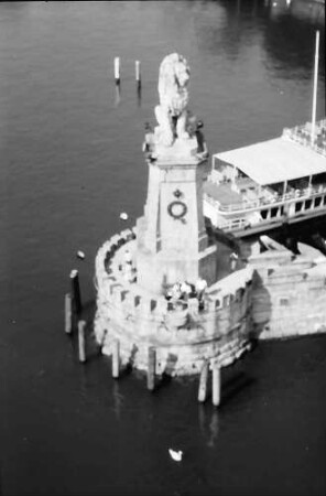 Lindau: Löwendenkmal an der Hafeneinfahrt, vom Leuchtturm aus, von oben