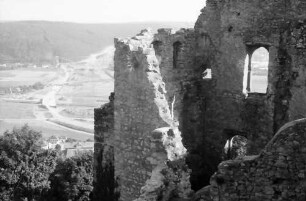 Lörrach, Haagen: Burg, vom Bergfried auf Ruinenwand aus gotischem Fenster mit Blick auf Autobahnbau