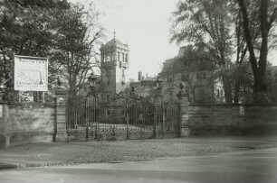 Königliche Villa : Dresden-Strehlen, Königliche Villa, Ansicht mit Zugangstor von Nordwesten