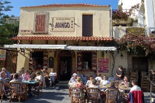 Rhodos (Stadt) - Freilichtcafè : Rhodos (Stadt). Freilichtcafe in der Altstadt von Rhodos-Stadt, aufgenommen 2006