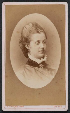 Frauenporträt : Frauenporträt. Visitfoto