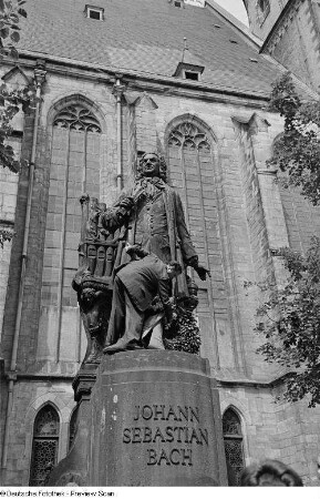 Junger Mann auf dem Bach-Denkmal einen Ehrenkranz niederlegend