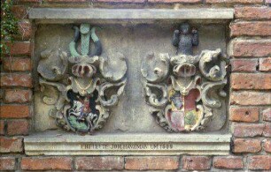 Bremen: Wappenreliefs in der Hauswand [Eheleute Joh. Havemann um 1600]