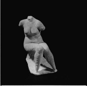 Modell für die Sitzende (Torso) : Modell für die Sitzende (Torso). Gips; Höhe ca. 20,5 cm (1961; G. Jaeger)
